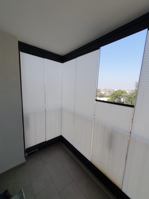 cortinas plisadas en ventanales altos