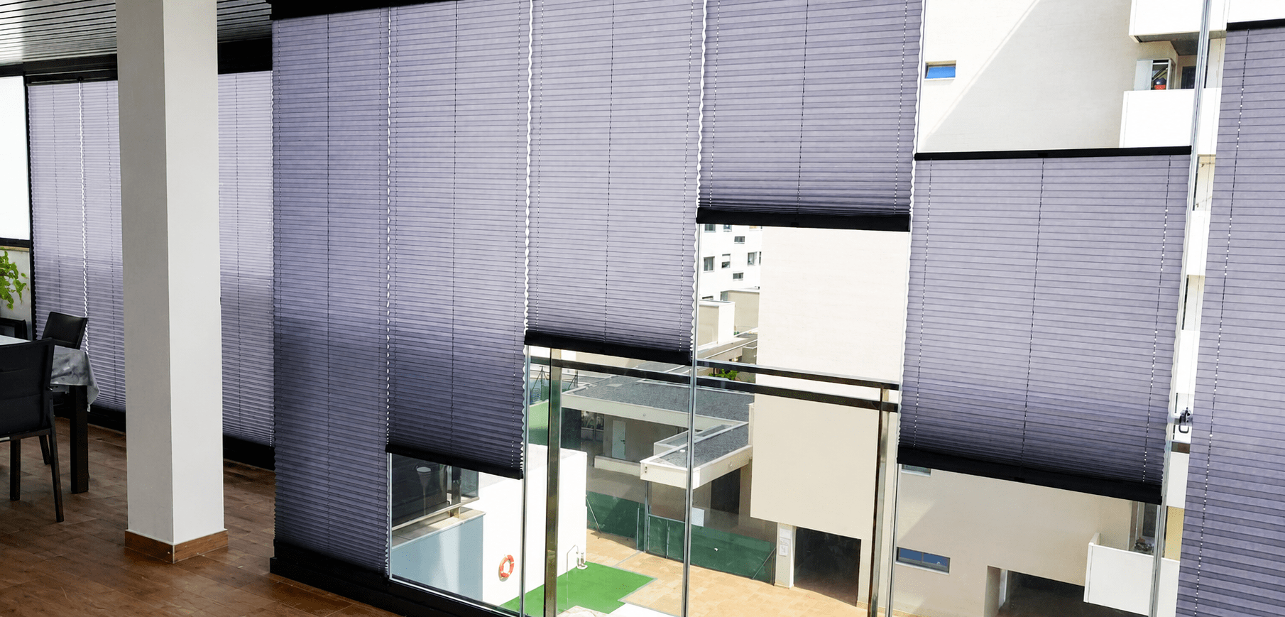 Interior con cortinas plisadas